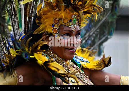 Édimbourg, Écosse, Royaume-Uni. 14 juillet 2024. Festival de jazz et blues Carnival, Une célébration des costumes, des défilés de danse et de musique de The Mound aux West Princes Street Gardens et au Ross Bandstand pour un après-midi de divertissement en direct, y compris de la musique, de la batterie, de la danse et des activités pour les enfants. Danseuse brésilienne. Crédit : Craig Brown/Alamy Live News Banque D'Images