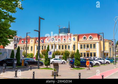 Batoumi, Géorgie - 13 JUIN 2024 : façade extérieure de l'hôtel de ville municipal de Batoumi sur la rue lermontov, Batoumi, Géorgie. Banque D'Images