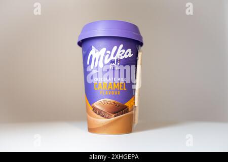 Lait au chocolat Milka au goût caramel Banque D'Images