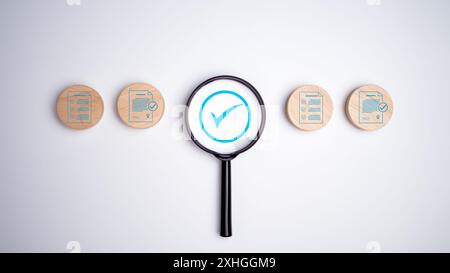 Icône de document qui imprime l'écran sur une planche circulaire en bois pour préparer, vérifier et approuver le document, l'assurance qualité et le concept de garantie ISO, document Banque D'Images