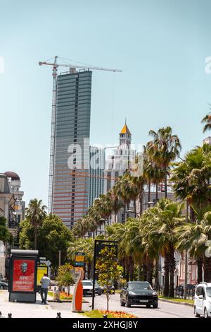 Batumi, Géorgie - 13 JUIN 2024 : Rustaveli Avenue est une avenue centrale de Batumi, Géorgie. Il abrite de nombreux bâtiments importants de la ville. Banque D'Images