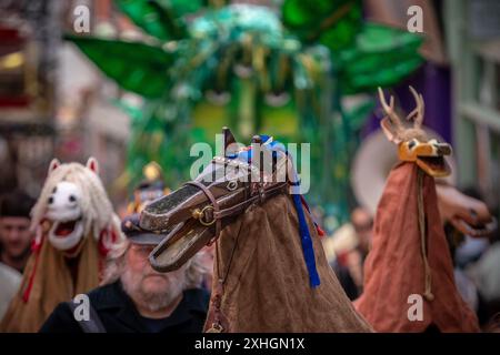 Folkestone, Kent, Royaume-Uni. 13 juillet 2024. Défilé annuel du Charivari Day. Folklore britannique et traditions rituelles sont le thème de la saisissante parade du carnaval de cette année. Des sculptures massives de tête ornent les épaules des jeunes locaux avec des enfants de l'école primaire à travers le district habillant aux couleurs du thème de l'année. Marchant du stade, en passant par la ville jusqu’au kiosque à musique Leas, le Charivari Day reste la plus grande tradition coutumière de Folkestone depuis 1997 et attire des centaines de spectateurs dans la ville portuaire en bord de mer. Crédit : Guy Corbishley/Alamy Live News Banque D'Images