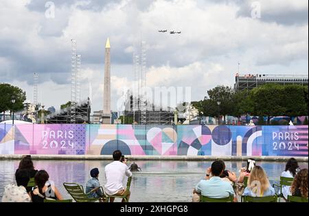 Paris, France. 14 juillet 2024. Des avions de l'armée de l'air française sont vus depuis l'Assemblée nationale avant les Jeux Olympiques Paris 2024 Relais de la flamme à Paris, France, le 14 juillet 2024. Crédit : HE Changshan/Xinhua/Alamy Live News Banque D'Images