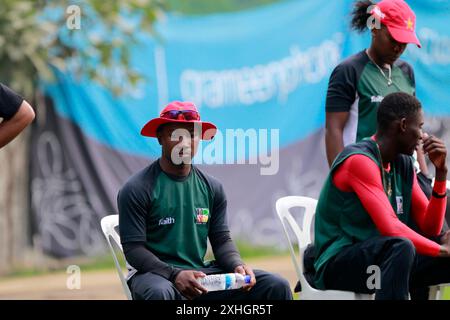 L'équipe de cricket du Zimbabwe assiste à une séance d'entraînement au BCB Indoor Ground à Mirpur alors qu'elle se rend au Bangladesh pour cinq matches One Day International (ODI) Banque D'Images