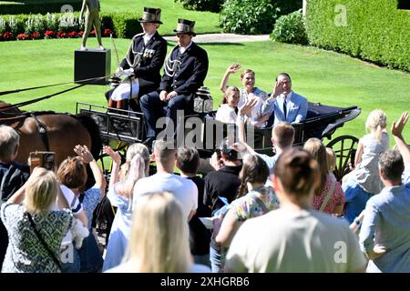 Borgholm, Suède. 14 juillet 2024. Cortège avec le prince Daniel, la princesse Victoria, le prince Oscar et la princesse Estelle aux ruines du château de Borgholm lors des célébrations du 47e anniversaire de la princesse Victoria à Borgholm, en Suède, le 14 juillet 2024. Photo : Mikael Fritzon/TT/Code 62360 crédit : TT News Agency/Alamy Live News Banque D'Images