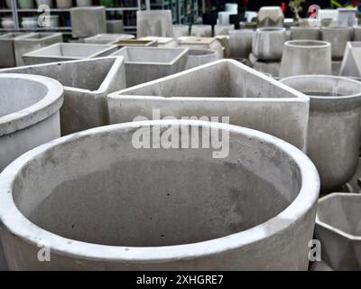 Plusieurs pots de plantes en béton sont empilés les uns sur les autres Banque D'Images