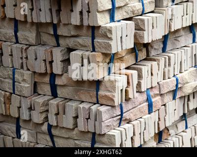 Pile de briques attachée avec des cordes pour la construction et le bâtiment Banque D'Images