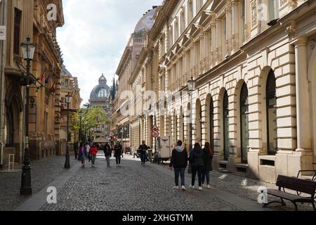 Bucarest, Roumanie - 19 avril 2024 : rue Stavropoleos dans la vieille ville dans le centre de Bucarest avec des bâtiments historiques dans de beaux archi néo-classiques Banque D'Images