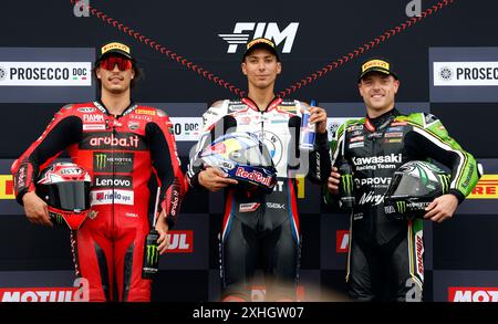 1er Toprak Razgatlioglu (ROKit BMW Motorrad WorldSBK Team), 2e Nicolo Bulega (Racing-Ducati Aruba.it) et 3e Jonathan Rea (Pata Prometeon Yamaha) lors de la troisième journée du Championnat du monde MOTUL FIM Superbike 2024 à Donington Park, Leicestershire. Date de la photo : dimanche 14 juillet 2024. Banque D'Images