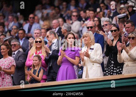 Londres, Royaume-Uni. 14 juillet 2024. LONDRES, ANGLETERRE - 14 JUILLET : Catherine Princess of Wales sur le court central lors de la finale masculine le quatorzième jour des Championnats de tennis de Wimbledon au All England Lawn Tennis and Croquet Club le 14 juillet 2024 à Londres, Angleterre. Crédit : MB Media solutions/Alamy Live News Banque D'Images