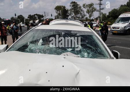 Au moins 3 blessés dans un attentat à la voiture à Israël LOD, ISRAËL - 14 JUILLET : les forces de sécurité israéliennes prennent des mesures près du carrefour de Nir Tzvi après un attentat à la voiture à Lod, Israël, le 14 juillet 2024. La police rapporte que l'agresseur présumé a été neutralisé, les premières indications suggérant qu'il a été abattu. Photo de saeed qaq Copyright : xSAEEDQAQx image00003.jpeg Banque D'Images