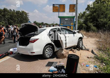 Au moins 3 blessés dans un attentat à la voiture à Israël LOD, ISRAËL - 14 JUILLET : les forces de sécurité israéliennes prennent des mesures près du carrefour de Nir Tzvi après un attentat à la voiture à Lod, Israël, le 14 juillet 2024. La police rapporte que l'agresseur présumé a été neutralisé, les premières indications suggérant qu'il a été abattu. Photo de saeed qaq Copyright : xx image00002.jpeg Banque D'Images