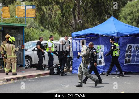 Au moins 3 blessés dans un attentat à la voiture à Israël LOD, ISRAËL - 14 JUILLET : les forces de sécurité israéliennes prennent des mesures près du carrefour de Nir Tzvi après un attentat à la voiture à Lod, Israël, le 14 juillet 2024. La police rapporte que l'agresseur présumé a été neutralisé, les premières indications suggérant qu'il a été abattu. Photo de saeed qaq Copyright : xSAEEDQAQx image00008.jpeg Banque D'Images