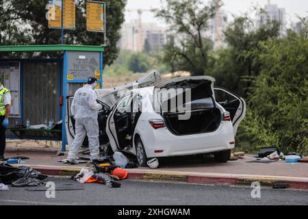 Au moins 3 blessés dans un attentat à la voiture à Israël LOD, ISRAËL - 14 JUILLET : les forces de sécurité israéliennes prennent des mesures près du carrefour de Nir Tzvi après un attentat à la voiture à Lod, Israël, le 14 juillet 2024. La police rapporte que l'agresseur présumé a été neutralisé, les premières indications suggérant qu'il a été abattu. Photo de saeed qaq Copyright : xSAEEDQAQx image00004.jpeg Banque D'Images