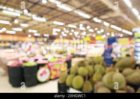 Supermarché avec des fruits de durian sur les étagères fond flou avec bokeh Banque D'Images
