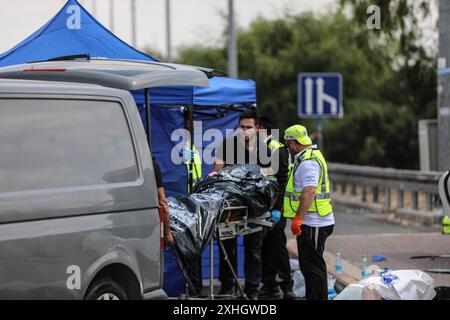 Au moins 3 blessés dans un attentat à la voiture à Israël LOD, ISRAËL - 14 JUILLET : les forces de sécurité israéliennes prennent des mesures près du carrefour de Nir Tzvi après un attentat à la voiture à Lod, Israël, le 14 juillet 2024. La police rapporte que l'agresseur présumé a été neutralisé, les premières indications suggérant qu'il a été abattu. Photo de saeed qaq Copyright : xSAEEDQAQx image00006.jpeg Banque D'Images