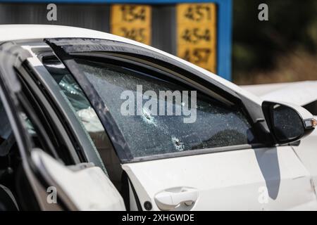 Au moins 3 blessés dans un attentat à la voiture à Israël LOD, ISRAËL - 14 JUILLET : les forces de sécurité israéliennes prennent des mesures près du carrefour de Nir Tzvi après un attentat à la voiture à Lod, Israël, le 14 juillet 2024. La police rapporte que l'agresseur présumé a été neutralisé, les premières indications suggérant qu'il a été abattu. Photo de saeed qaq Copyright : xSAEEDQAQx image00007.jpeg Banque D'Images