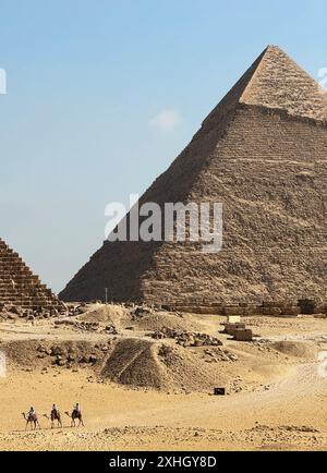 (240714) -- LE CAIRE, 14 juillet 2024 (Xinhua) -- les touristes visitent le site pittoresque des pyramides de Gizeh à Gizeh, en Égypte, le 14 juillet 2024. Les recettes touristiques de l'Egypte ont atteint 6,6 milliards de dollars américains au premier semestre de 2024, dépassant les 6,3 milliards de dollars au cours de la même période en 2023. (Xinhua/Wang Dongzhen) Banque D'Images