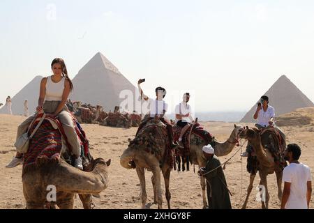 (240714) -- LE CAIRE, 14 juillet 2024 (Xinhua) -- les touristes visitent le site pittoresque des pyramides de Gizeh à Gizeh, en Égypte, le 14 juillet 2024. Les recettes touristiques de l'Egypte ont atteint 6,6 milliards de dollars américains au premier semestre de 2024, dépassant les 6,3 milliards de dollars au cours de la même période en 2023. (Xinhua/Wang Dongzhen) Banque D'Images