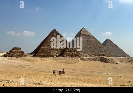 (240714) -- LE CAIRE, 14 juillet 2024 (Xinhua) -- les touristes visitent le site pittoresque des pyramides de Gizeh à Gizeh, en Égypte, le 14 juillet 2024. Les recettes touristiques de l'Egypte ont atteint 6,6 milliards de dollars américains au premier semestre de 2024, dépassant les 6,3 milliards de dollars au cours de la même période en 2023. (Xinhua/Wang Dongzhen) Banque D'Images