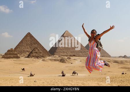 (240714) -- LE CAIRE, 14 juillet 2024 (Xinhua) -- Un touriste pose pour la photo sur le site pittoresque des pyramides de Gizeh à Gizeh, en Égypte, le 14 juillet 2024. Les recettes touristiques de l'Egypte ont atteint 6,6 milliards de dollars américains au premier semestre de 2024, dépassant les 6,3 milliards de dollars au cours de la même période en 2023. (Xinhua/Wang Dongzhen) Banque D'Images