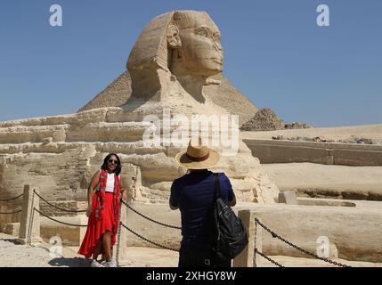 (240714) -- LE CAIRE, 14 juillet 2024 (Xinhua) -- Un touriste pose pour la photo sur le site pittoresque des pyramides de Gizeh à Gizeh, en Égypte, le 14 juillet 2024. Les recettes touristiques de l'Egypte ont atteint 6,6 milliards de dollars américains au premier semestre de 2024, dépassant les 6,3 milliards de dollars au cours de la même période en 2023. (Xinhua/Wang Dongzhen) Banque D'Images