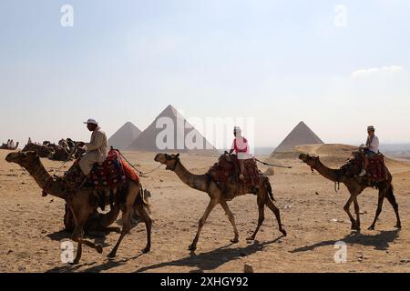 (240714) -- LE CAIRE, 14 juillet 2024 (Xinhua) -- les touristes visitent le site pittoresque des pyramides de Gizeh à Gizeh, en Égypte, le 14 juillet 2024. Les recettes touristiques de l'Egypte ont atteint 6,6 milliards de dollars américains au premier semestre de 2024, dépassant les 6,3 milliards de dollars au cours de la même période en 2023. (Xinhua/Wang Dongzhen) Banque D'Images