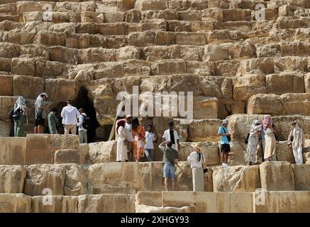 (240714) -- LE CAIRE, 14 juillet 2024 (Xinhua) -- les touristes visitent le site pittoresque des pyramides de Gizeh à Gizeh, en Égypte, le 14 juillet 2024. Les recettes touristiques de l'Egypte ont atteint 6,6 milliards de dollars américains au premier semestre de 2024, dépassant les 6,3 milliards de dollars au cours de la même période en 2023. (Xinhua/Wang Dongzhen) Banque D'Images