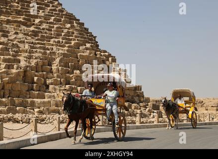 (240714) -- LE CAIRE, 14 juillet 2024 (Xinhua) -- les touristes visitent le site pittoresque des pyramides de Gizeh à Gizeh, en Égypte, le 14 juillet 2024. Les recettes touristiques de l'Egypte ont atteint 6,6 milliards de dollars américains au premier semestre de 2024, dépassant les 6,3 milliards de dollars au cours de la même période en 2023. (Xinhua/Wang Dongzhen) Banque D'Images