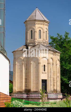 Batoumi, Géorgie - 13 JUIN 2024 : petite église chrétienne à côté de la station de téléphérique Argo sur la montagne Anuria à Batoumi, Adjara, Géorgie. Banque D'Images