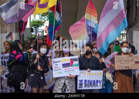 Bangkok, Thaïlande. 14 juillet 2024. Les participants tiennent des pancartes exprimant leurs opinions pendant la démonstration. Les militants et partisans non binaires se sont rassemblés à l'intersection de Ratchaprasong avant de marcher le long de la route pour marquer la Journée internationale du peuple non binaire à Bangkok et appeler à l'égalité des droits de tous les sexes. Crédit : SOPA images Limited/Alamy Live News Banque D'Images