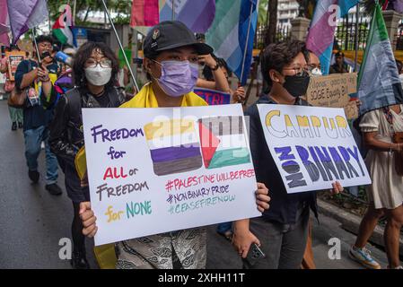 Bangkok, Thaïlande. 14 juillet 2024. Les participants tiennent des pancartes exprimant leurs opinions pendant la démonstration. Les militants et partisans non binaires se sont rassemblés à l'intersection de Ratchaprasong avant de marcher le long de la route pour marquer la Journée internationale du peuple non binaire à Bangkok et appeler à l'égalité des droits de tous les sexes. Crédit : SOPA images Limited/Alamy Live News Banque D'Images