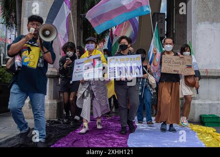 Bangkok, Thaïlande. 14 juillet 2024. Les participants tiennent des pancartes exprimant leurs opinions pendant la démonstration. Les militants et partisans non binaires se sont rassemblés à l'intersection de Ratchaprasong avant de marcher le long de la route pour marquer la Journée internationale du peuple non binaire à Bangkok et appeler à l'égalité des droits de tous les sexes. Crédit : SOPA images Limited/Alamy Live News Banque D'Images