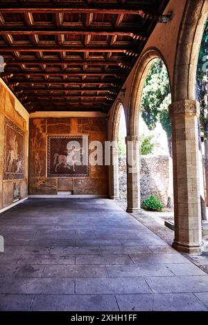 Intérieur du Musée archéologique de Rhodes, vieille ville, Rhodes, Dodécanèse, Grèce, Europe Banque D'Images