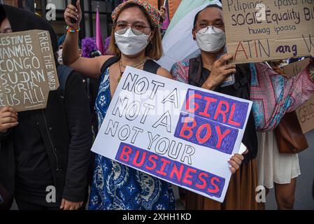 Les participants tiennent des pancartes exprimant leurs opinions pendant la démonstration. Les militants et partisans non binaires se sont rassemblés à l'intersection de Ratchaprasong avant de marcher le long de la route pour marquer la Journée internationale du peuple non binaire à Bangkok et appeler à l'égalité des droits de tous les sexes. (Photo Peerapon Boonyakiat / SOPA images / SIPA USA) Banque D'Images