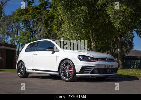 2016 Volkswagen Golf GTI Clubsport, exposée à l’Assemblée de l’Euro qui s’est tenue à Bicester Heritage le 14 juillet 2024. Banque D'Images