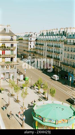 Une maison étonnamment grande (semble petite dans l'image et à côté de l'arbre) comme vu de l'autre côté de la Tamise, tout en se tenant à Battersea par Banque D'Images