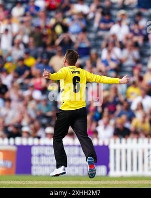 Cheltenham, Royaume-Uni, 14 juillet 2024. Tom Smith, joueur/entraîneur du Gloucestershire, célèbre avoir pris le guichet de Colin Ingram de Glamorgan lors du T20 Vitality Blast match entre Gloucestershire et Glamorgan. Crédit : Robbie Stephenson/Gloucestershire Cricket/Alamy Live News Banque D'Images