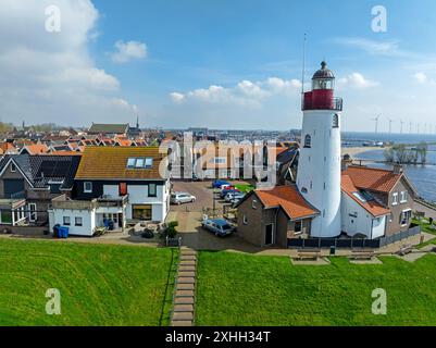 Aérien du phare dans le village commerçant Urk à l'IJsselmeer aux pays-Bas Banque D'Images