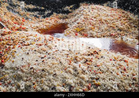 Plat oriental traditionnel riz ouzbek pilaf avec des épices dans un grand chaudron dans la cuisine dans le centre de pilaf d'Asie centrale à Tachkent en Ouzbékistan gros plan Banque D'Images