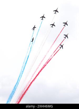 Paris, France. 14 juillet 2024. L'équipe de vol acrobatique d'élite de l'armée de l'air française patrouille de France (PAF) se produit lors du défilé militaire du jour de la Bastille à Paris, en France, le 14 juillet 2024. Crédit : Gao Jing/Xinhua/Alamy Live News Banque D'Images