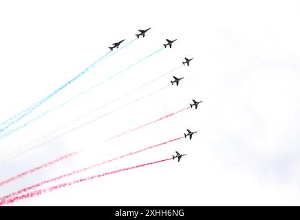 Paris, France. 14 juillet 2024. L'équipe de vol acrobatique d'élite de l'armée de l'air française patrouille de France (PAF) se produit lors du défilé militaire du jour de la Bastille à Paris, en France, le 14 juillet 2024. Crédit : Gao Jing/Xinhua/Alamy Live News Banque D'Images