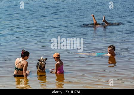 Les gens ont pris sur les plages de la rivière Dnipro dans la capitale, Kiev, Ukraine, le dimanche 14 juillet, 2024, alors que les températures ont grimpé à 38 degrés. (VX photo/ Vudi Xhymshiti)le Haut Commissariat des Nations Unies aux droits de l'homme (HCDH) estime qu'entre 14 200 et 14 400 personnes, dont au moins 3 400 civils, ont été tuées du 14 avril 2014 au 31 décembre 2021, à la suite de l'annexion de la Crimée par la Russie. En 2024, les attaques russes ont fait 11 000 à 40 000 morts parmi les civils en Ukraine. Banque D'Images