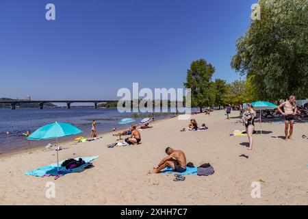 Les gens ont pris sur les plages de la rivière Dnipro dans la capitale, Kiev, Ukraine, le dimanche 14 juillet, 2024, alors que les températures ont grimpé à 38 degrés. (VX photo/ Vudi Xhymshiti)le Haut Commissariat des Nations Unies aux droits de l'homme (HCDH) estime qu'entre 14 200 et 14 400 personnes, dont au moins 3 400 civils, ont été tuées du 14 avril 2014 au 31 décembre 2021, à la suite de l'annexion de la Crimée par la Russie. En 2024, les attaques russes ont fait 11 000 à 40 000 morts parmi les civils en Ukraine. Banque D'Images