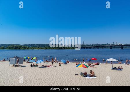 Les gens ont pris sur les plages de la rivière Dnipro dans la capitale, Kiev, Ukraine, le dimanche 14 juillet, 2024, alors que les températures ont grimpé à 38 degrés. (VX photo/ Vudi Xhymshiti)le Haut Commissariat des Nations Unies aux droits de l'homme (HCDH) estime qu'entre 14 200 et 14 400 personnes, dont au moins 3 400 civils, ont été tuées du 14 avril 2014 au 31 décembre 2021, à la suite de l'annexion de la Crimée par la Russie. En 2024, les attaques russes ont fait 11 000 à 40 000 morts parmi les civils en Ukraine. Banque D'Images