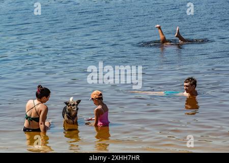 Les gens ont pris sur les plages de la rivière Dnipro dans la capitale, Kiev, Ukraine, le dimanche 14 juillet, 2024, alors que les températures ont grimpé à 38 degrés. (VX photo/ Vudi Xhymshiti)le Haut Commissariat des Nations Unies aux droits de l'homme (HCDH) estime qu'entre 14 200 et 14 400 personnes, dont au moins 3 400 civils, ont été tuées du 14 avril 2014 au 31 décembre 2021, à la suite de l'annexion de la Crimée par la Russie. En 2024, les attaques russes ont fait 11 000 à 40 000 morts parmi les civils en Ukraine. Banque D'Images
