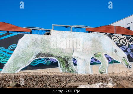 Murale ours polaire sous le thème 'Come Together' à l'Hôpital général Qikiqtani à Iqaluit, territoire du Nunavut, Canada Banque D'Images