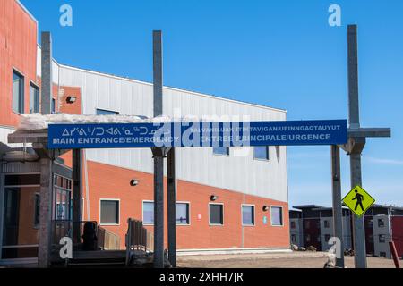 Panneau d'entrée principal multilingue à l'Hôpital général Qikiqtani sur Niaqunngusiariaq à Iqaluit, Nunavut, Canada Banque D'Images