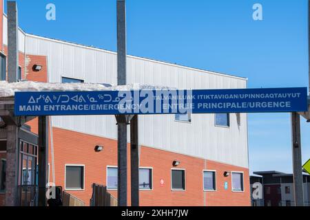 Panneau d'entrée principal multilingue à l'Hôpital général Qikiqtani sur Niaqunngusiariaq à Iqaluit, Nunavut, Canada Banque D'Images