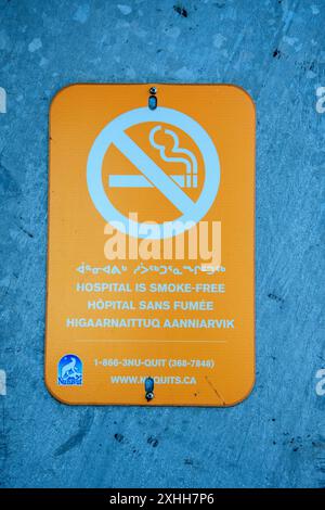 Panneau non fumeur à l'Hôpital général Qikiqtani sur Niaqungusiariaq à Iqaluit, Nunavut, Canada Banque D'Images